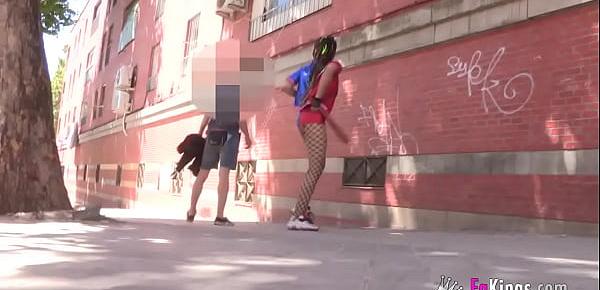 Cosplayer accepts the challenge and seduces random dudes in the street